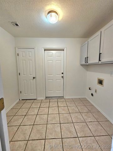 2018 W COLLEGE Street, Broken Arrow, OK 74012