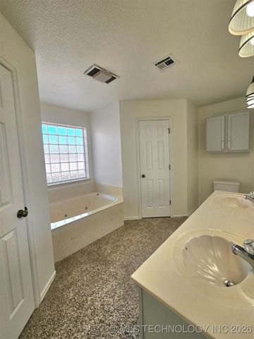 2018 W COLLEGE Street, Broken Arrow, OK 74012