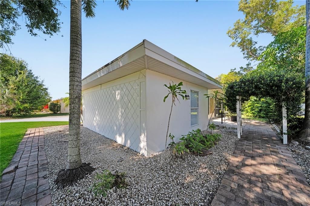 Image 3 of property listing at 4118 SE 3rd AVE, Cape Coral, FL 33904