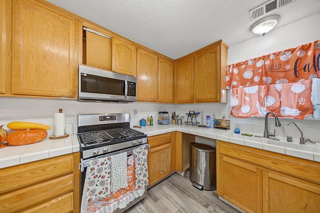 2637 W Acacia, Stockton, CA 95203