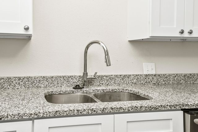 1452 South Avenue, Springfield, MO 65807