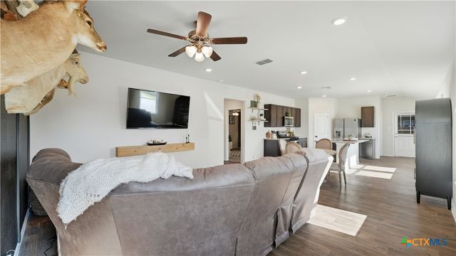 150 Legendary Trail Loop, Floresville, TX 78114