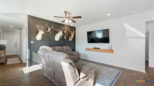 150 Legendary Trail Loop, Floresville, TX 78114