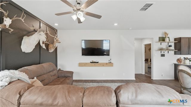 150 Legendary Trail Loop, Floresville, TX 78114