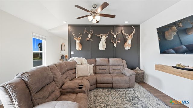 150 Legendary Trail Loop, Floresville, TX 78114