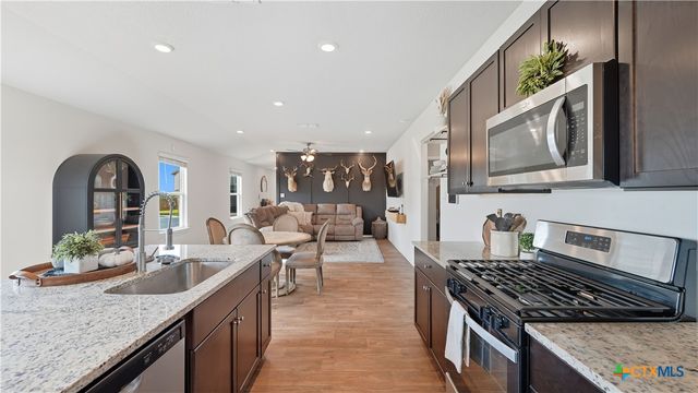 150 Legendary Trail Loop, Floresville, TX 78114