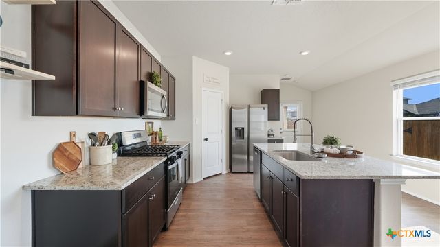 150 Legendary Trail Loop, Floresville, TX 78114