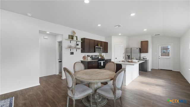 150 Legendary Trail Loop, Floresville, TX 78114