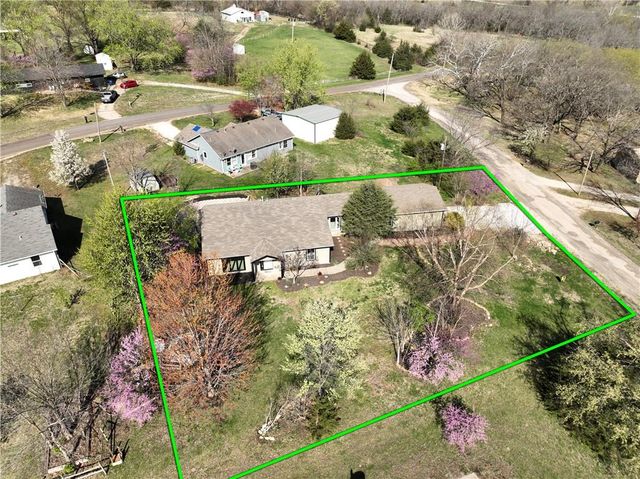 5183 Cherokee Lane, Mclouth, KS 66054