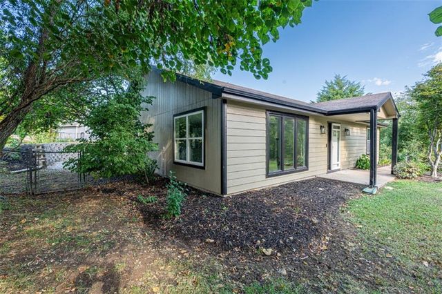 5183 Cherokee Lane, Mclouth, KS 66054