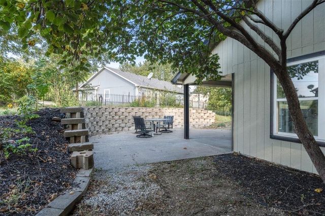 5183 Cherokee Lane, Mclouth, KS 66054