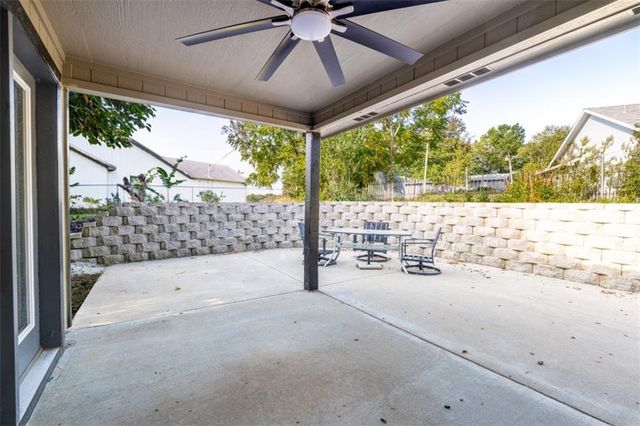 5183 Cherokee Lane, Mclouth, KS 66054