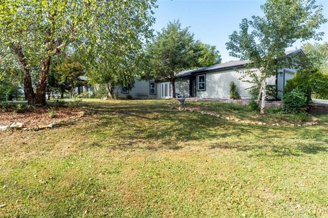 5183 Cherokee Lane, Mclouth, KS 66054