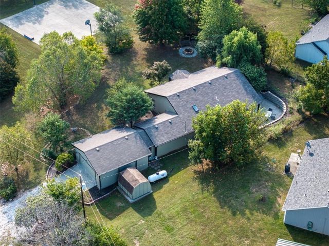 5183 Cherokee Lane, Mclouth, KS 66054