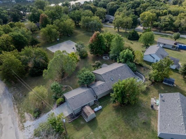 5183 Cherokee Lane, Mclouth, KS 66054