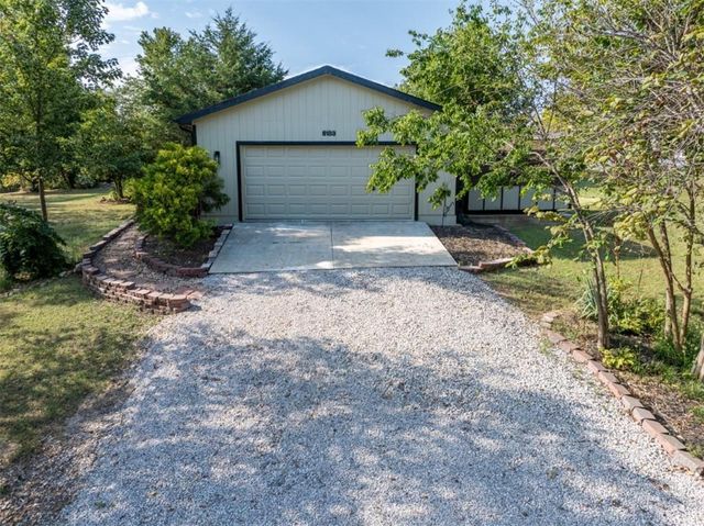 5183 Cherokee Lane, Mclouth, KS 66054