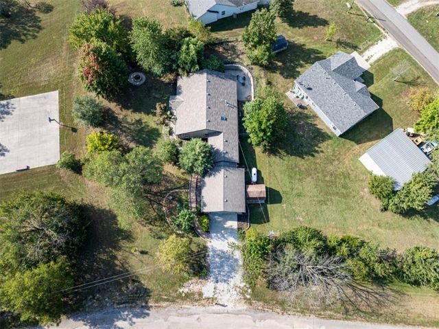 5183 Cherokee Lane, Mclouth, KS 66054