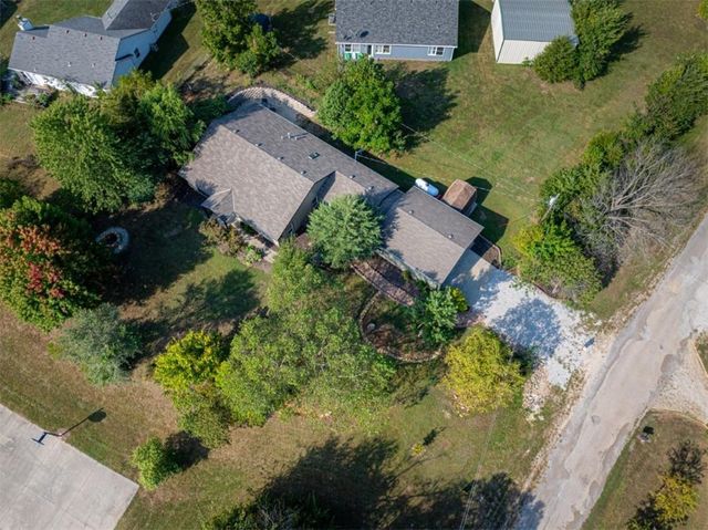5183 Cherokee Lane, Mclouth, KS 66054