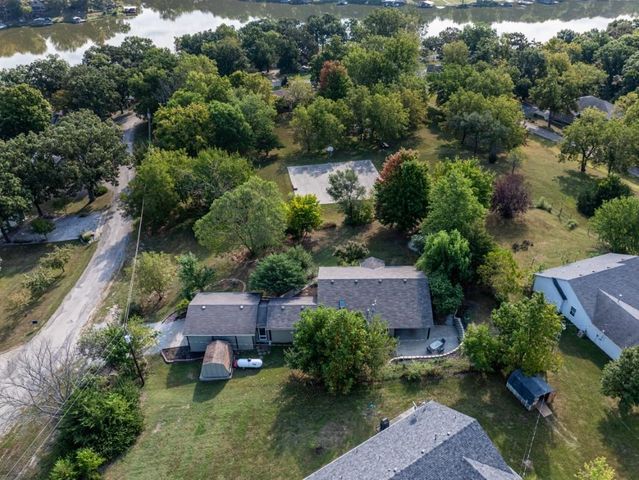 5183 Cherokee Lane, Mclouth, KS 66054
