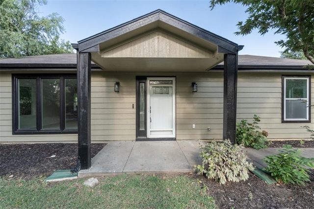5183 Cherokee Lane, Mclouth, KS 66054