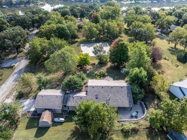5183 Cherokee Lane, Mclouth, KS 66054