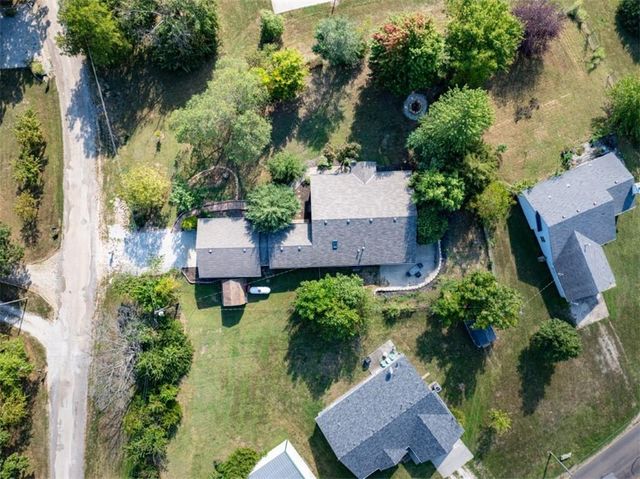 5183 Cherokee Lane, Mclouth, KS 66054
