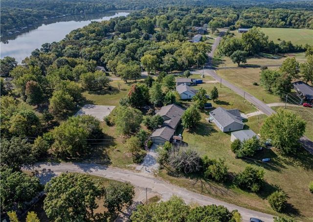 5183 Cherokee Lane, Mclouth, KS 66054