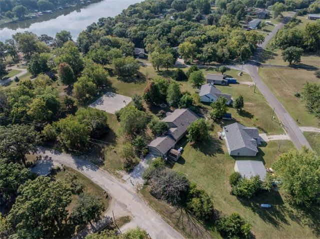 5183 Cherokee Lane, Mclouth, KS 66054
