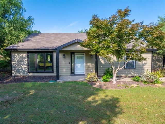 5183 Cherokee Lane, Mclouth, KS 66054