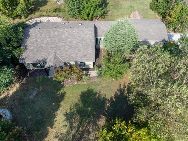 5183 Cherokee Lane, Mclouth, KS 66054