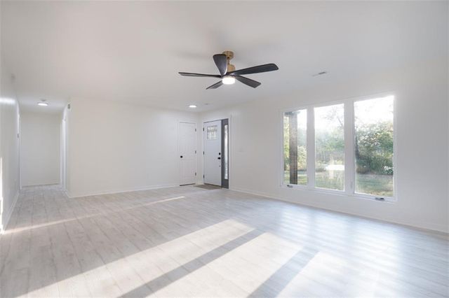 5183 Cherokee Lane, Mclouth, KS 66054