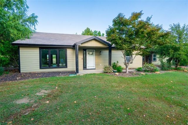 5183 Cherokee Lane, Mclouth, KS 66054