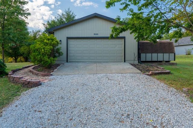 5183 Cherokee Lane, Mclouth, KS 66054