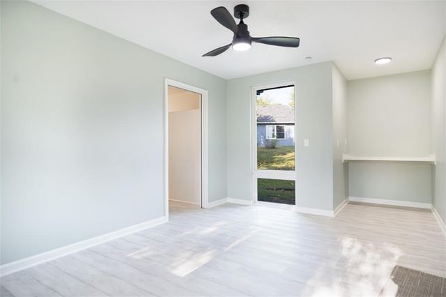 5183 Cherokee Lane, Mclouth, KS 66054