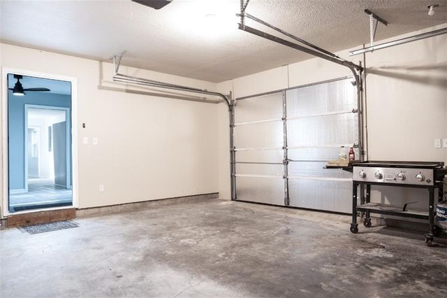 5183 Cherokee Lane, Mclouth, KS 66054