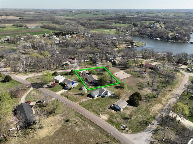 5183 Cherokee Lane, Mclouth, KS 66054