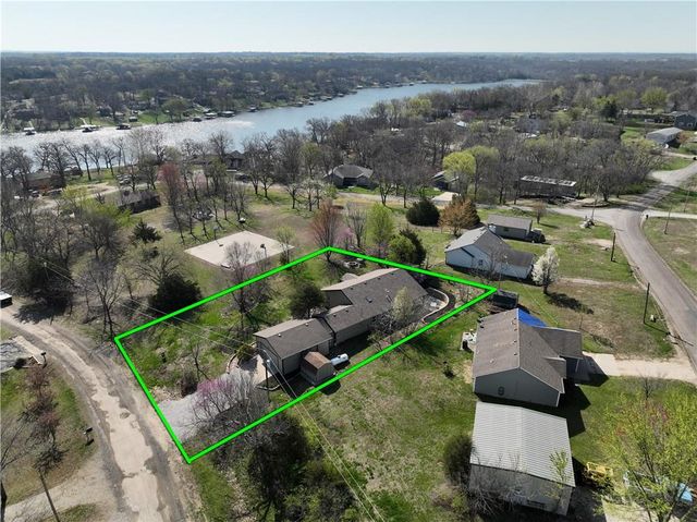 5183 Cherokee Lane, Mclouth, KS 66054