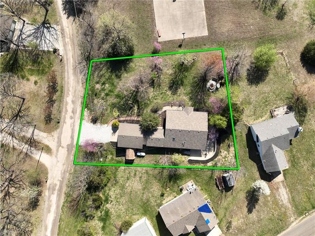 5183 Cherokee Lane, Mclouth, KS 66054