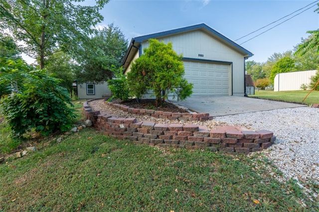 5183 Cherokee Lane, Mclouth, KS 66054