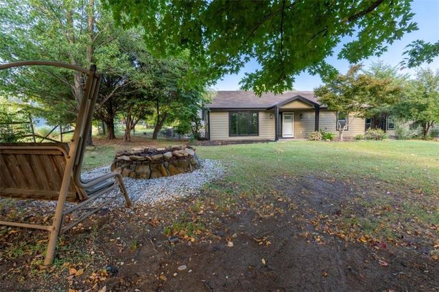 5183 Cherokee Lane, Mclouth, KS 66054