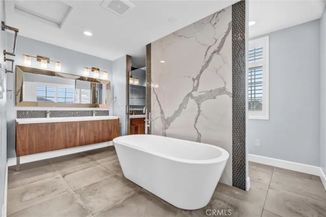 9072 Colbreggan Dr., Huntington Beach, CA 92646