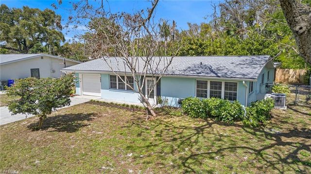 4633 Siesta CIR, Fort Myers, FL 33901