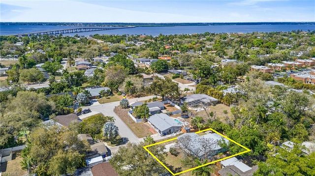 4633 Siesta CIR, Fort Myers, FL 33901