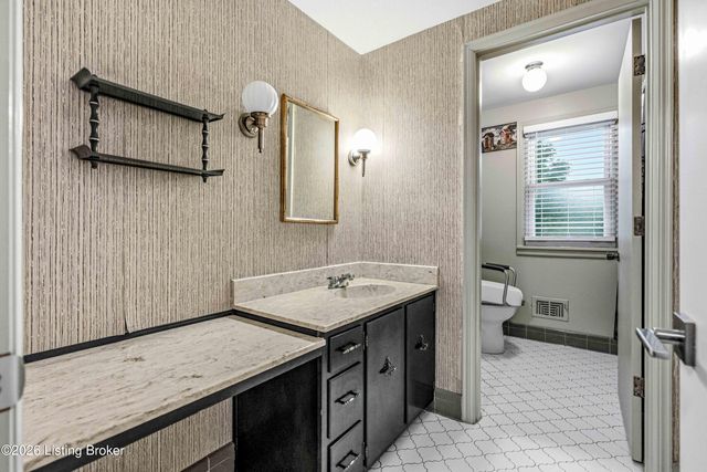 1804 Crossgate Ln, Louisville, KY 40222