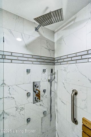1804 Crossgate Ln, Louisville, KY 40222