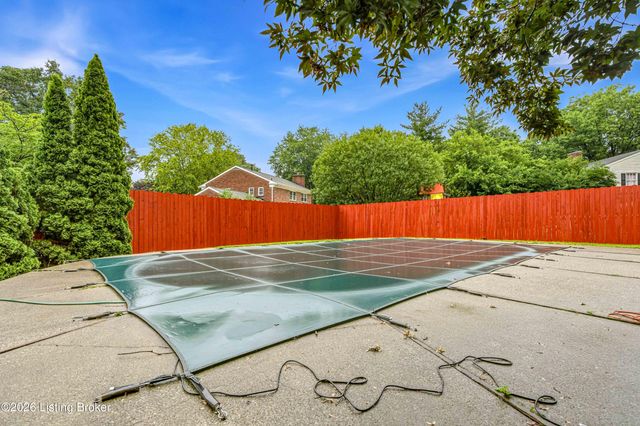 1804 Crossgate Ln, Louisville, KY 40222