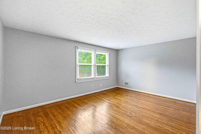 1804 Crossgate Ln, Louisville, KY 40222