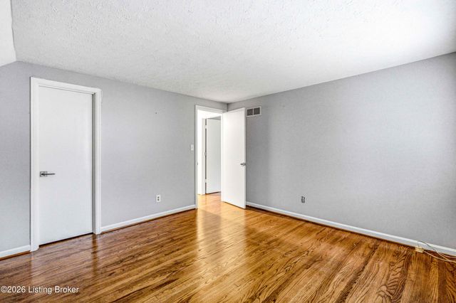 1804 Crossgate Ln, Louisville, KY 40222