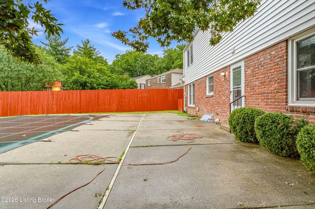 1804 Crossgate Ln, Louisville, KY 40222