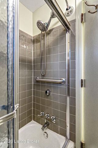 1804 Crossgate Ln, Louisville, KY 40222